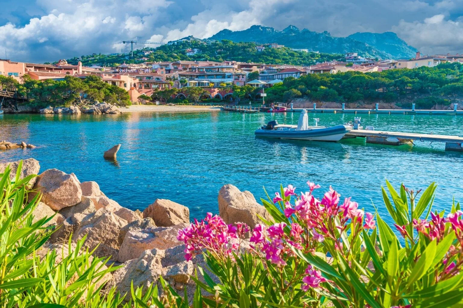 Bến cảng ven hồ với thị trấn và núi phía xa