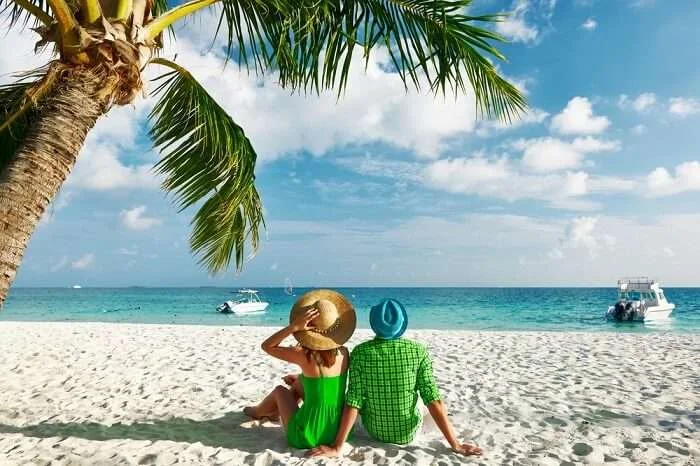 Bãi biển cát trắng với hàng dừa và du khách