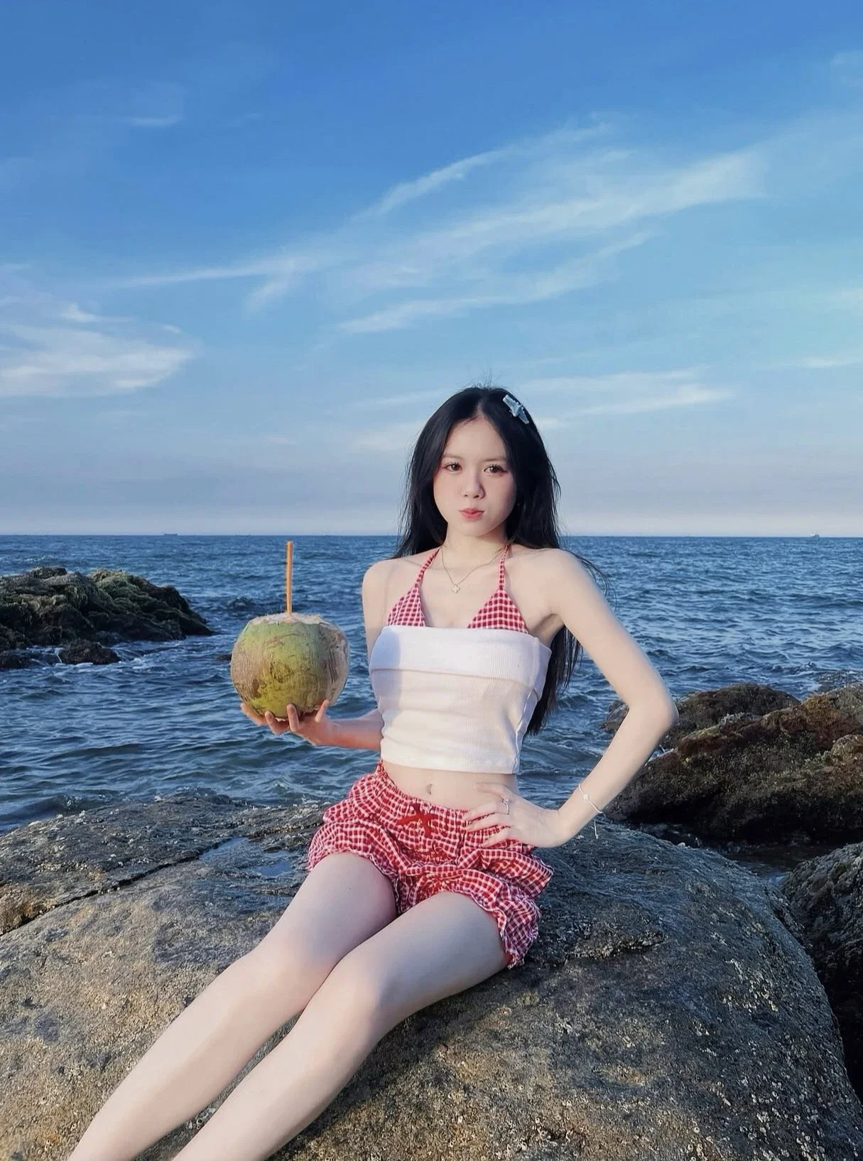 Công thức lên đồ đi biển cho nàng ngại diện bikini
