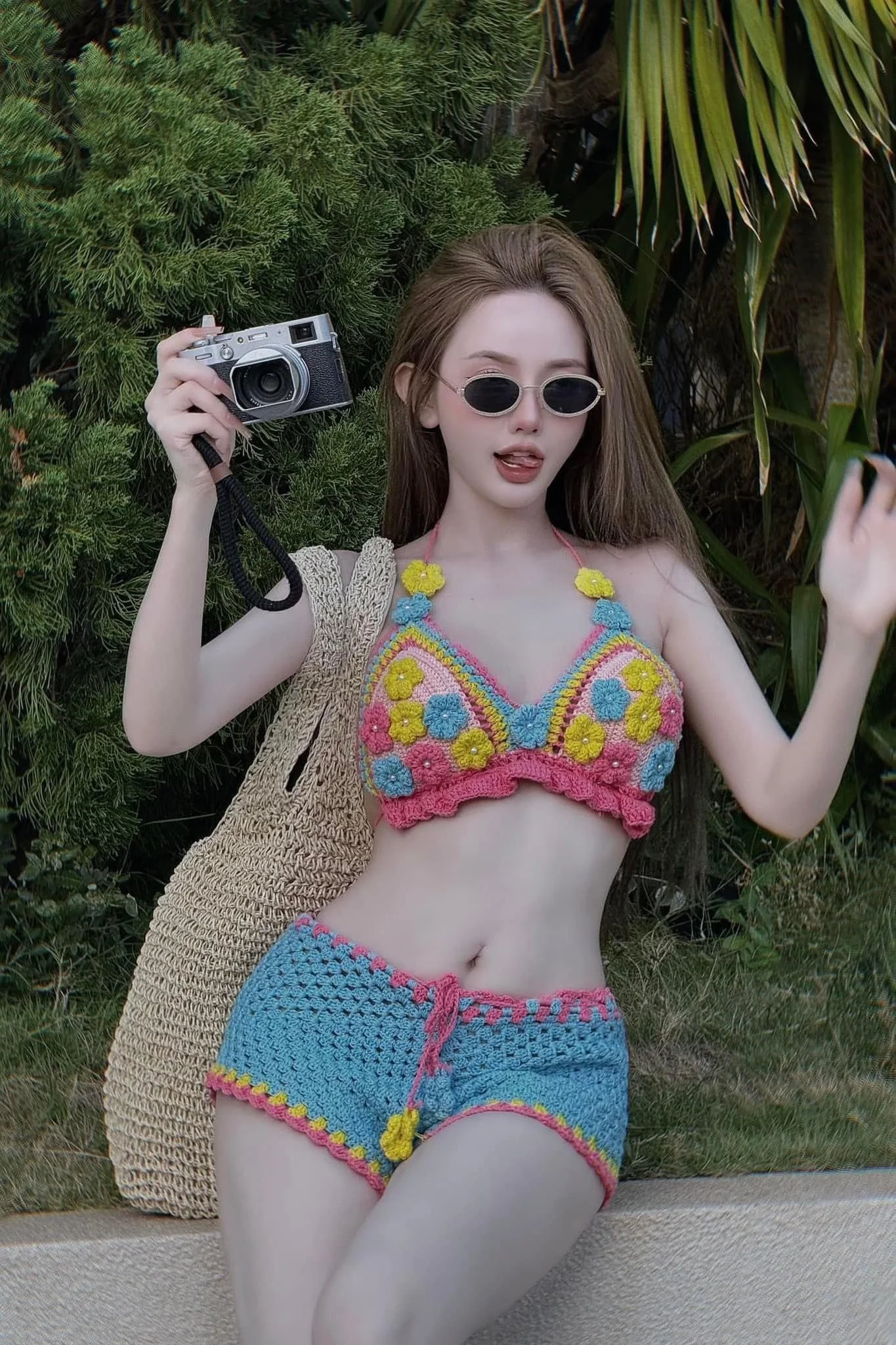 Cô gái mặc set bikini móc len màu sắc đi biển