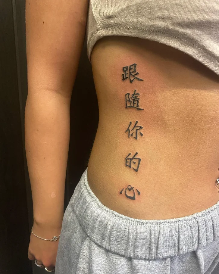 Hình xăm chữ bên hông đẹp