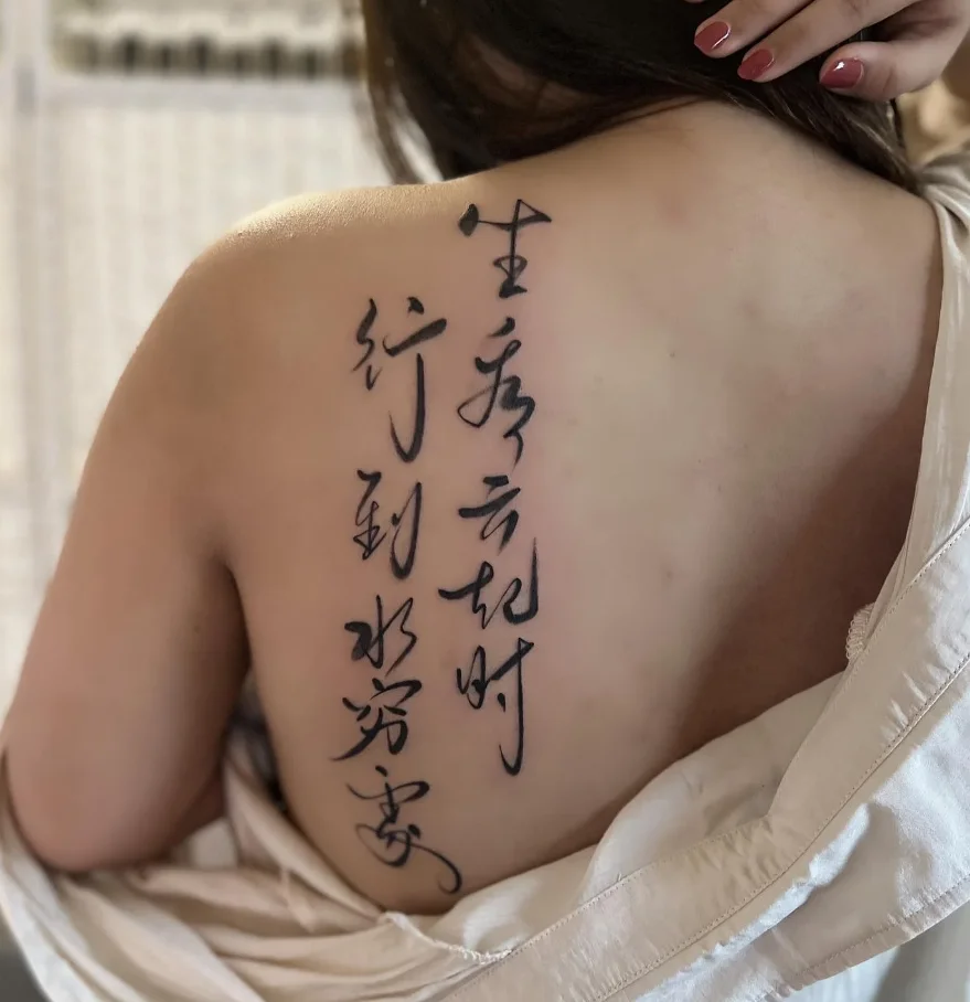 Hình xăm chữ thư pháp sau vai
