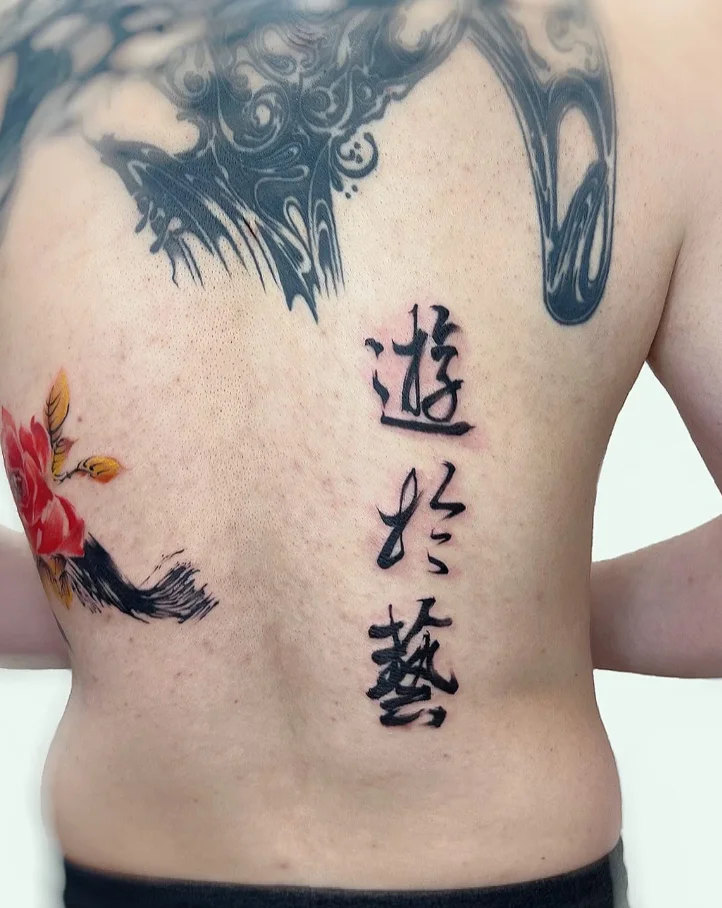 Hình xăm chữ ý nghĩa trên lưng