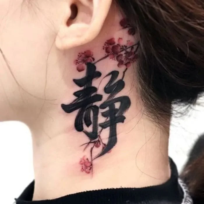 Hình xăm chữ Trung Quốc Tĩnh kết hợp hoa đào trên cổ, xăm chữ Hán ý nghĩa
