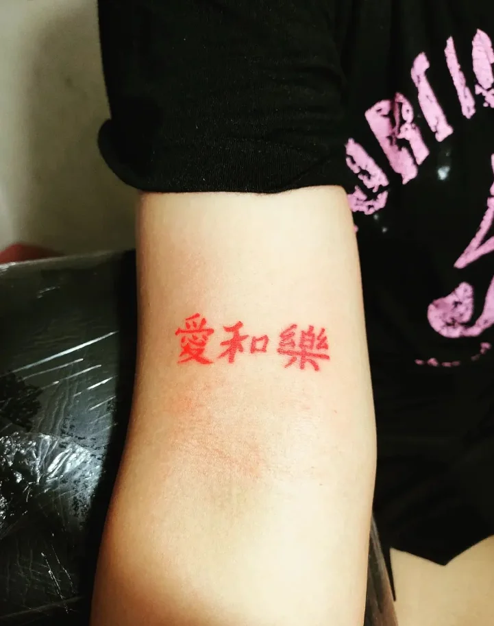 Hình xăm chữ trung quốc ở khuỷu tay