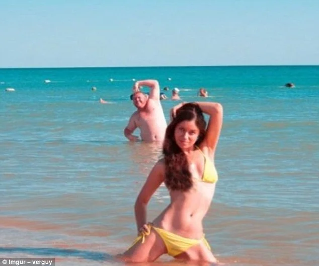 Ảnh hài hước trên bãi biển với cô gái mặc bikini vàng và hiệu ứng đánh lừa thị giác từ người đàn ông phía sau