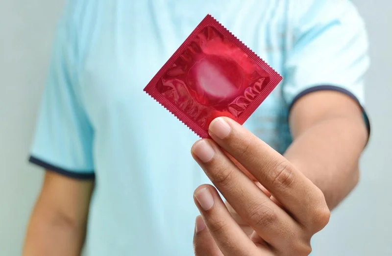 Cách dùng bao cao su đúng cho nam giới trong quan hệ tình dục | Medlatec