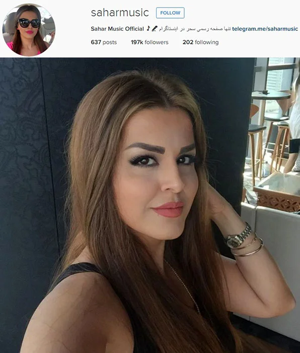 Hình nền iPhone đẹp với chân dung người phụ nữ tóc nâu selfie trong không gian nội thất hiện đại