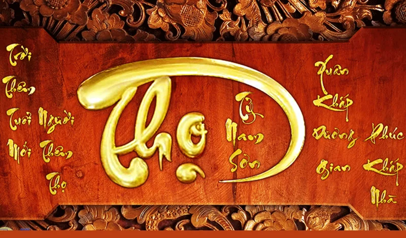 Vẽ thư pháp chữ Thọ mạ vàng trên hoành phi gỗ chạm khắc truyền thống mang ý nghĩa trường thọ