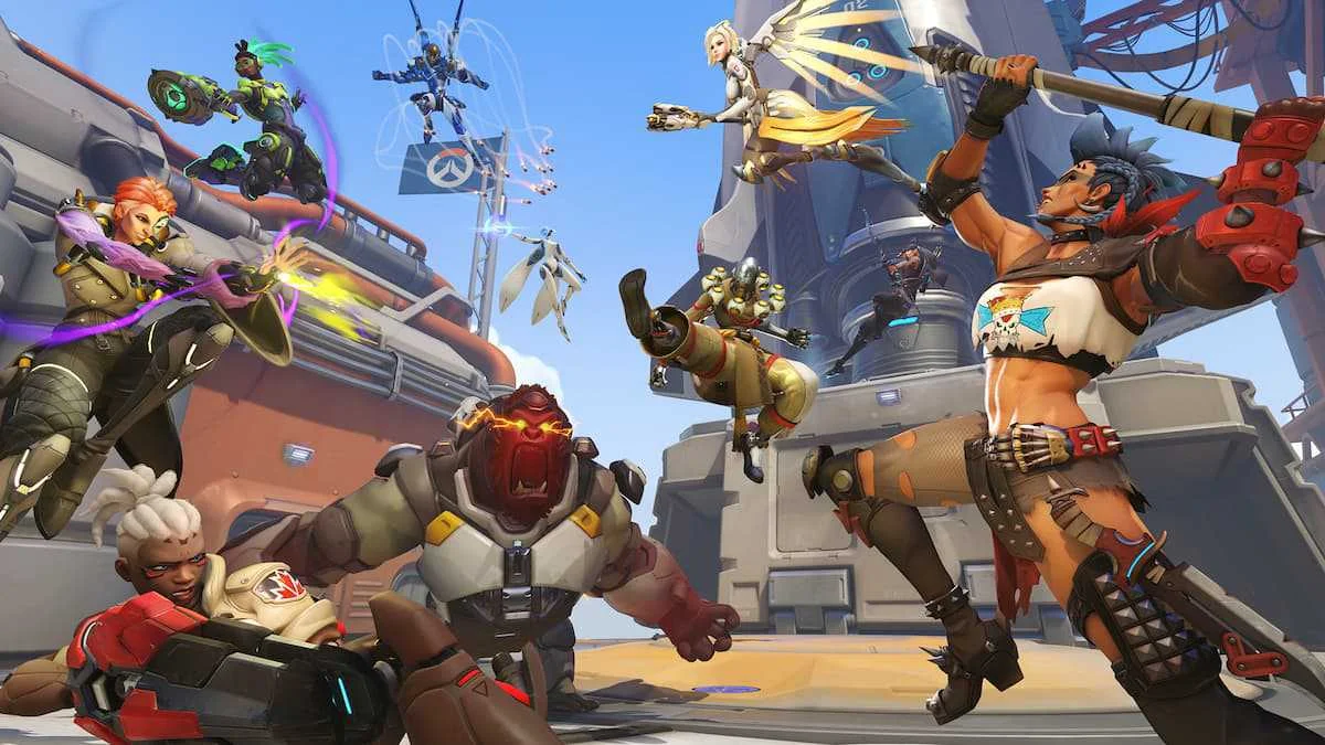 Hình ảnh các anh hùng Overwatch trong game bắn súng với tư thế chiến đấu giữa bối cảnh thành phố tương lai.