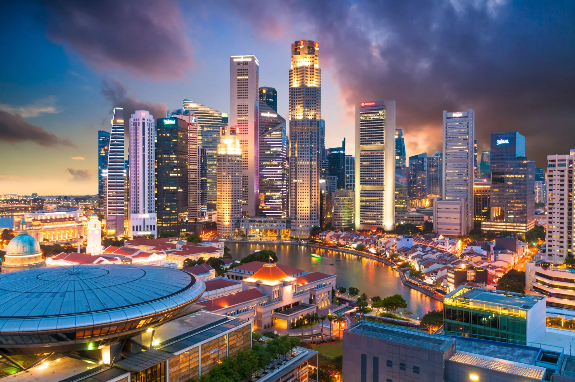 Toàn cảnh khu trung tâm Singapore với các tòa nhà cao tầng dưới bầu trời hoàng hôn