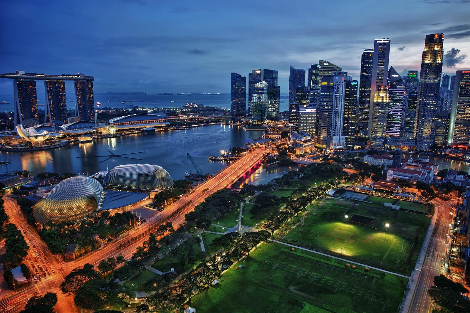 Toàn cảnh Singapore về đêm nhìn từ trên cao, nổi bật với vịnh và các tòa nhà cao tầng