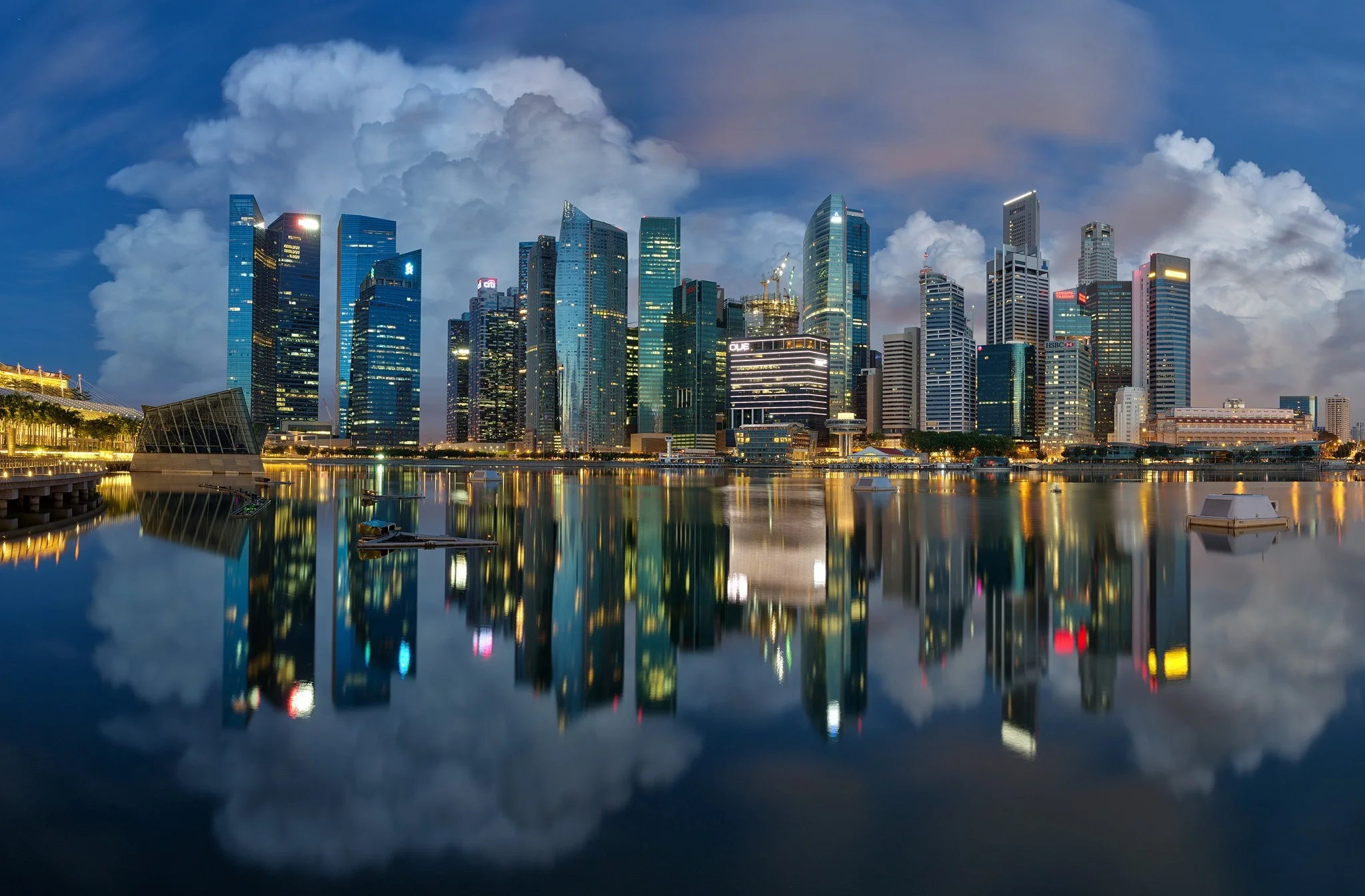 Toàn cảnh đường chân trời Singapore bên vịnh lúc chạng vạng, phản chiếu trên mặt nước
