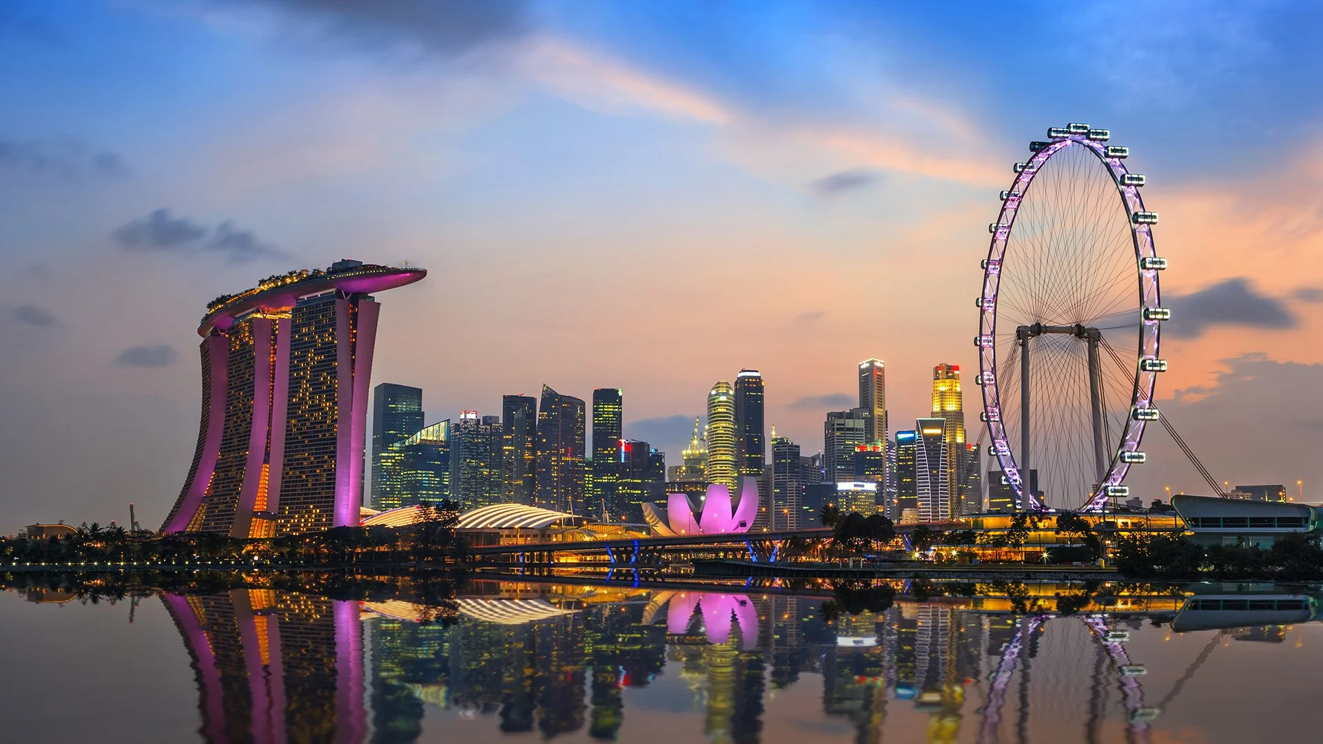 Vịnh Marina Bay Singapore lúc hoàng hôn với Marina Bay Sands và vòng quay lớn