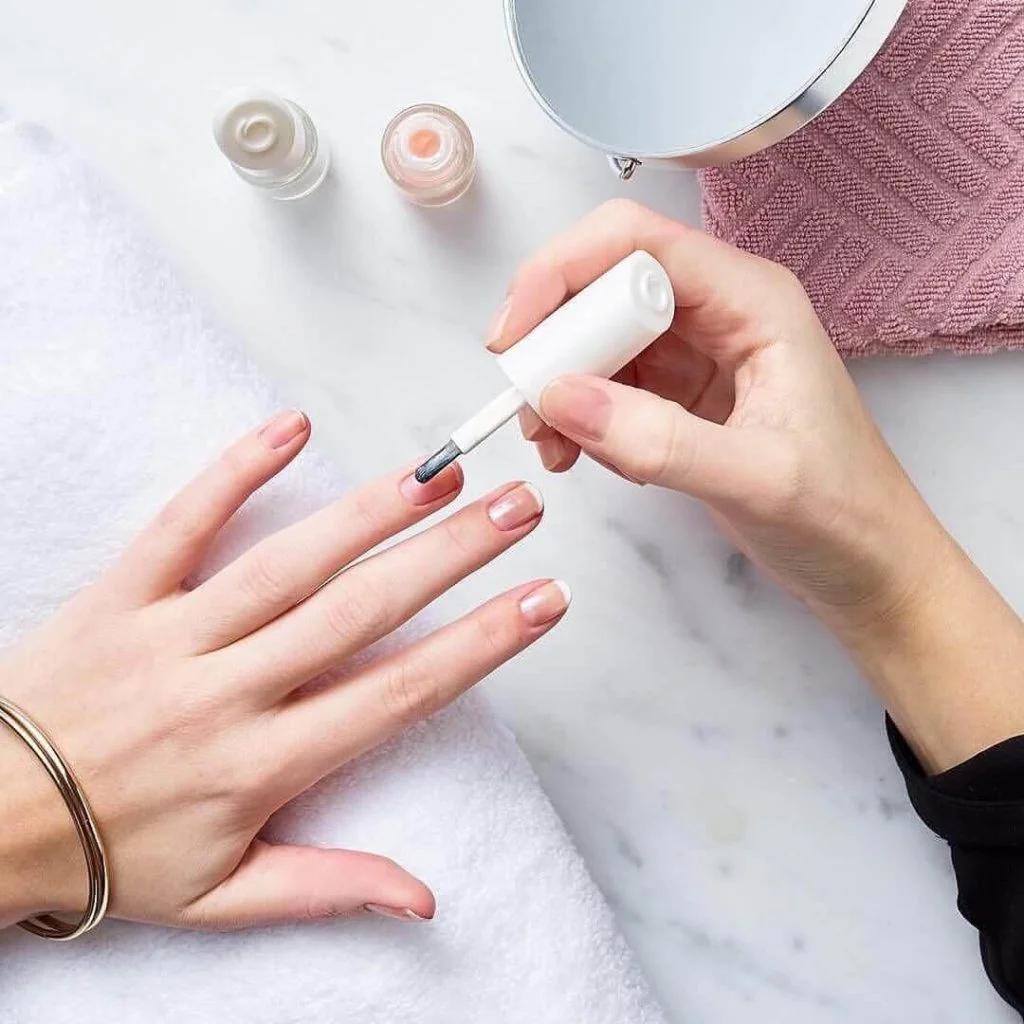 Mẹo sơn móng tay đẹp tại nhà mà không gây hại