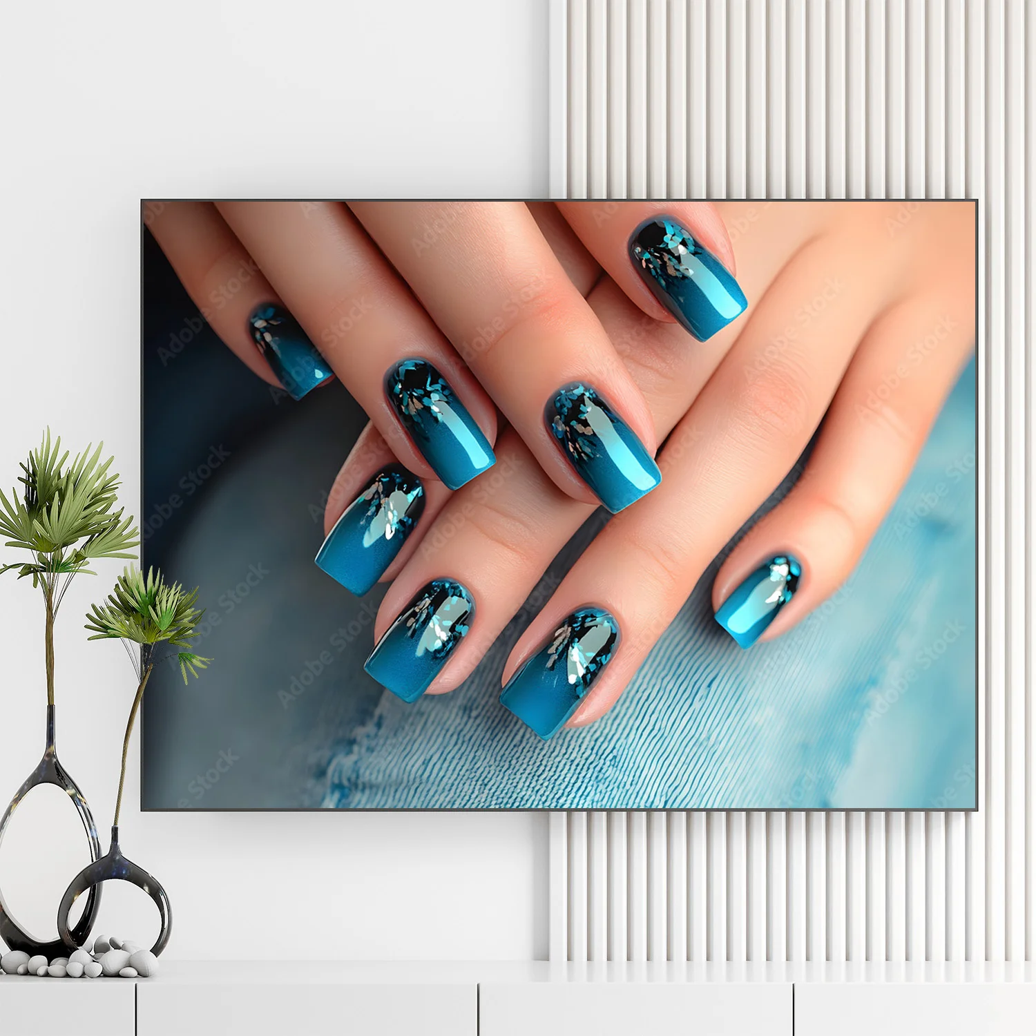 Mẫu sơn móng tay màu xanh dương họa tiết nổi bật