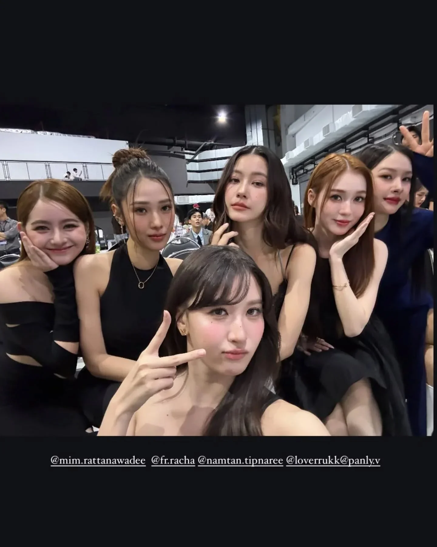 Nhóm các cô gái xinh đẹp chụp ảnh selfie, một ví dụ về ảnh riêng tư gl tại sự kiện.