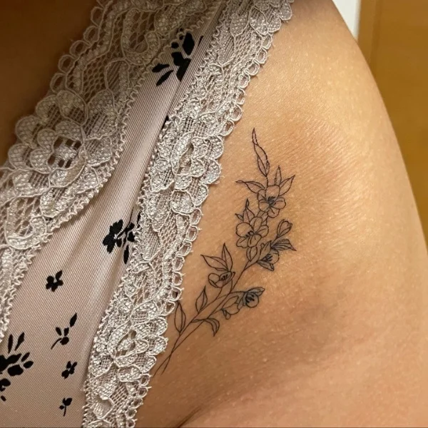 gái Việt xăm vùng kín