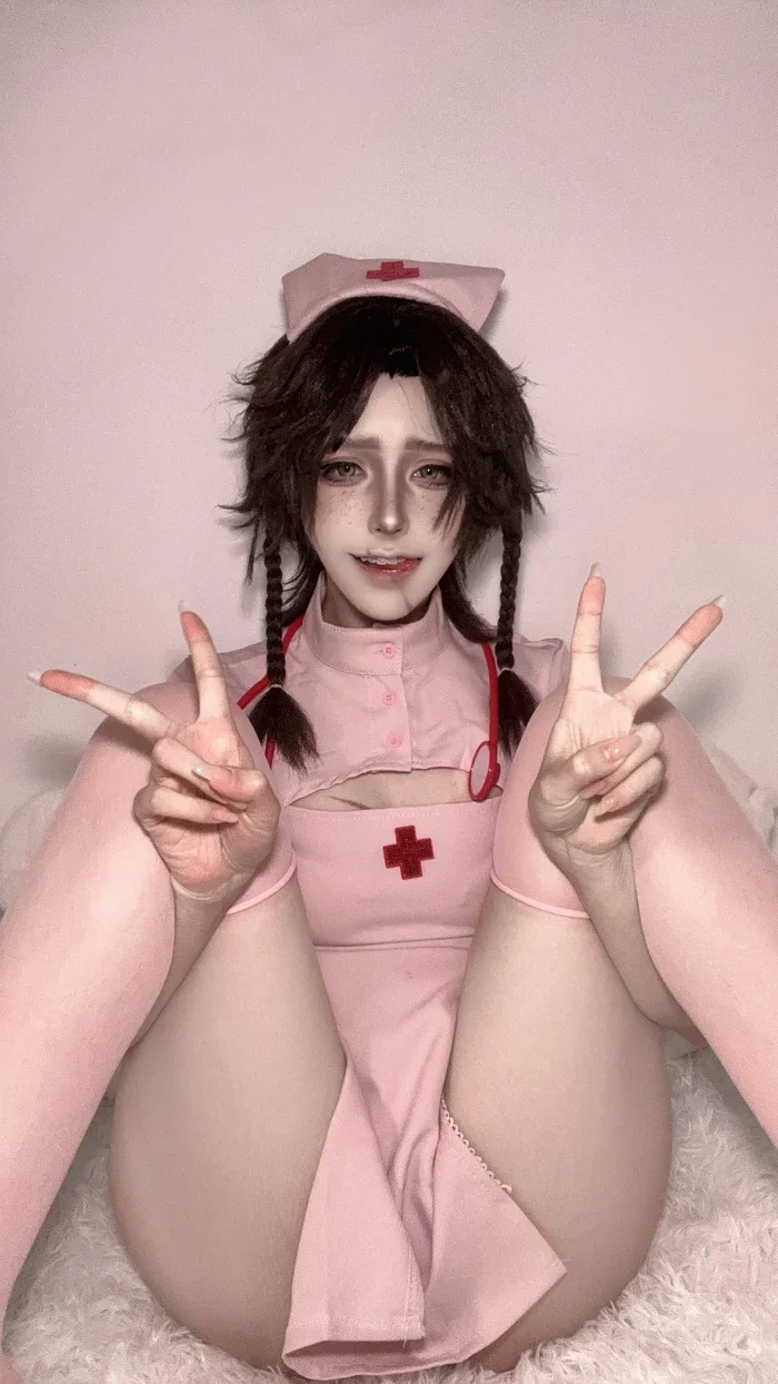 219+ ảnh sex y tá cosplay show vú to tròn căng chuẩn nuột