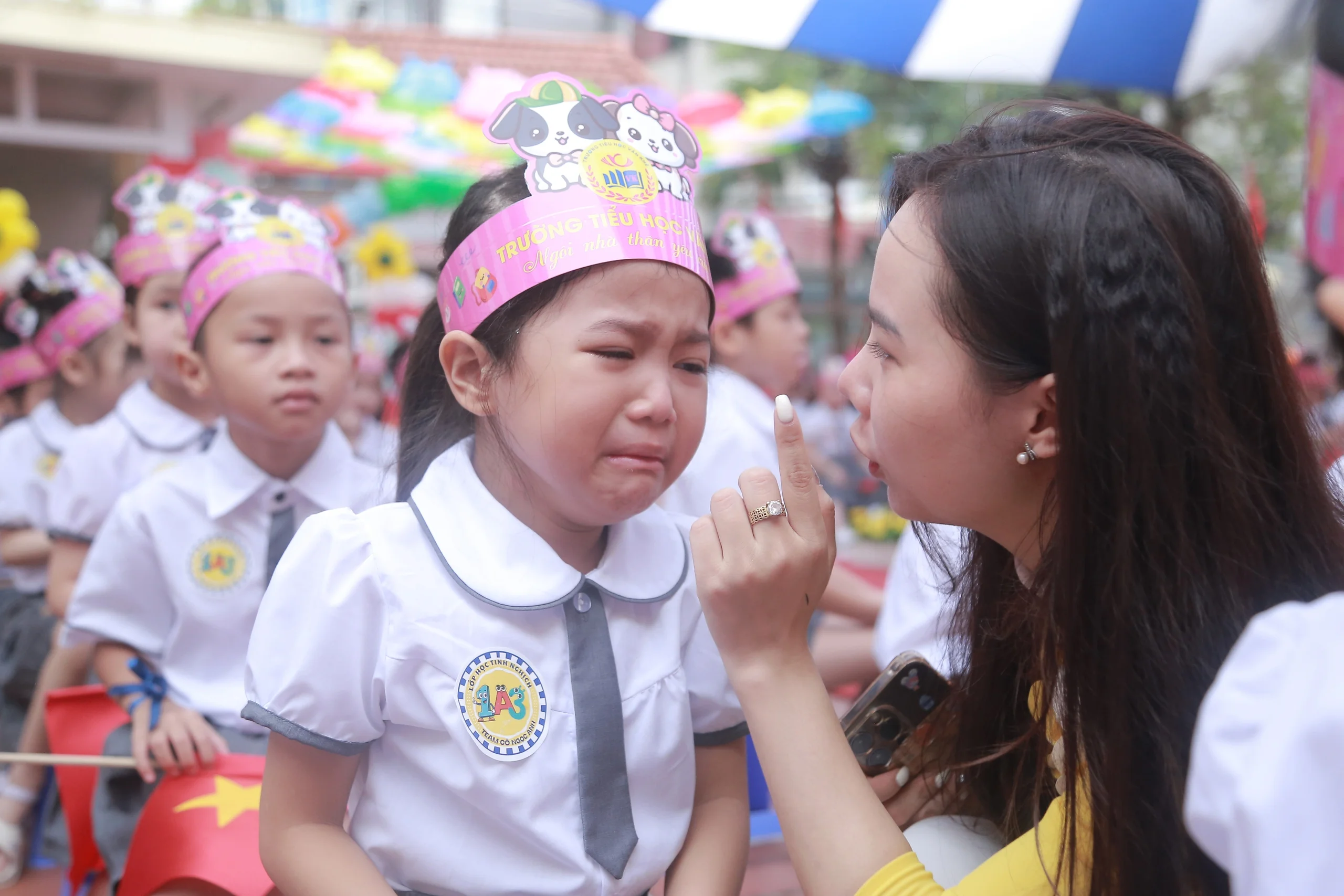 Hình ảnh học sinh lớp 1 Hà Nội ngộ nghĩnh ngày đầu tiên đến trường năm học mới