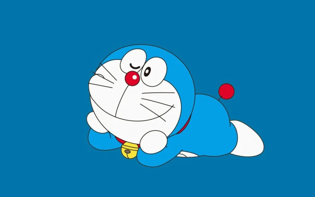 Hình nền Doraemon nằm bò dễ thương trên nền xanh dương.