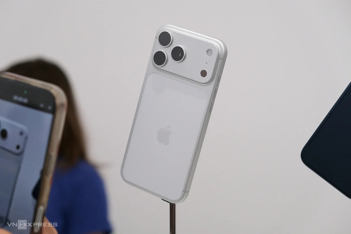 Thiết kế mặt lưng của mẫu điện thoại iPhone 17 concept