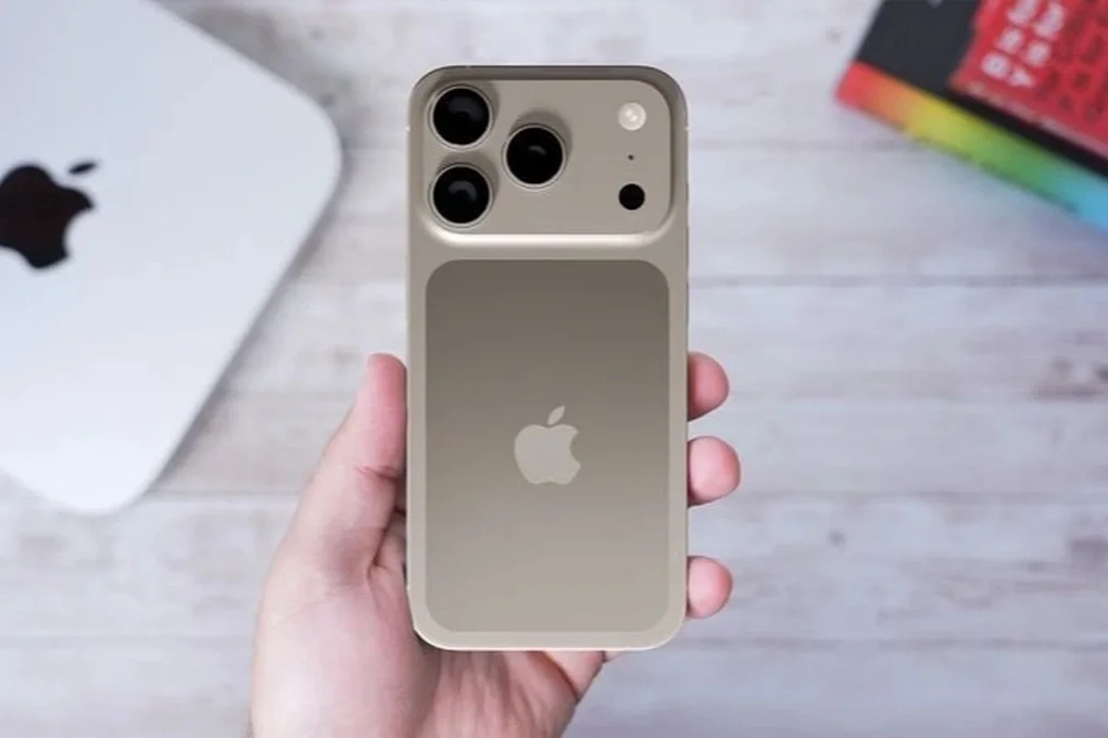 Cầm trên tay mẫu điện thoại có thiết kế cụm camera giống iPhone 17