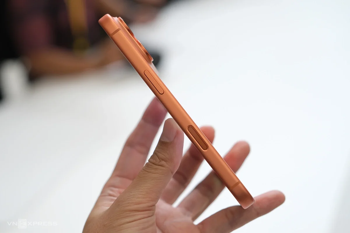 Góc nghiêng cạnh viền điện thoại iPhone 17