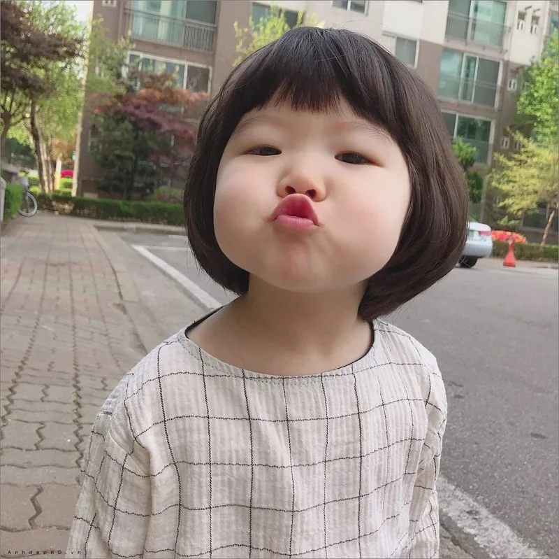 Bức ảnh meme hài về em bé vô cùng đáng yêu.